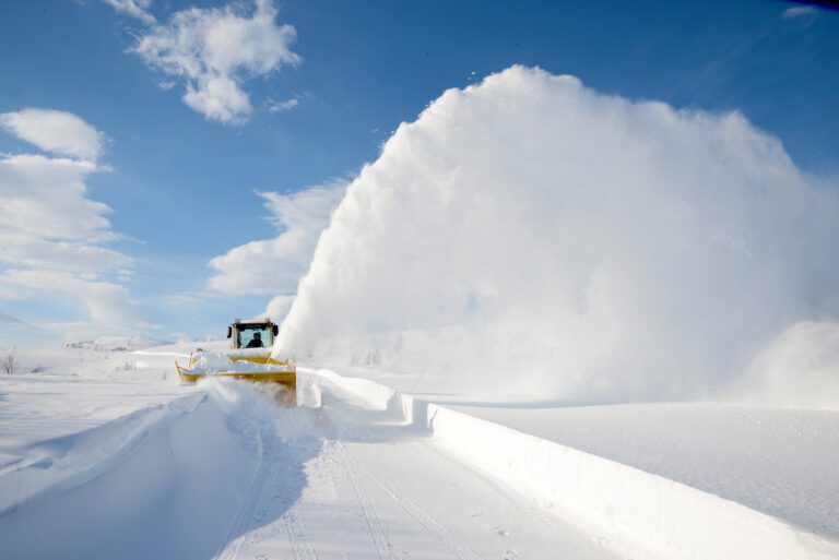 Asgeir Molden har frest opp veien til Korgfjellet ved en rekke anledninger,  bildet er fra 2013 da veien som sedvanlig ble gjort klar til palmehelga. I år blir det naboene fra Vefsn som tar regningen, på tross av at det er veien på Hemnes sin side av fjellet som blir åpnet.