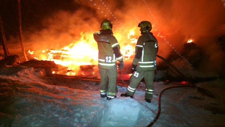 Hytta i Nordbukta sto ikke til å redde. Brannmannskapene berget imidlertid alle øvrige bygninger på eiendommen.