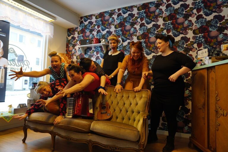 Jentene i Bitchy Big Boobies Bang Band er de som åpner denne musikk helga på Hemnesberget.