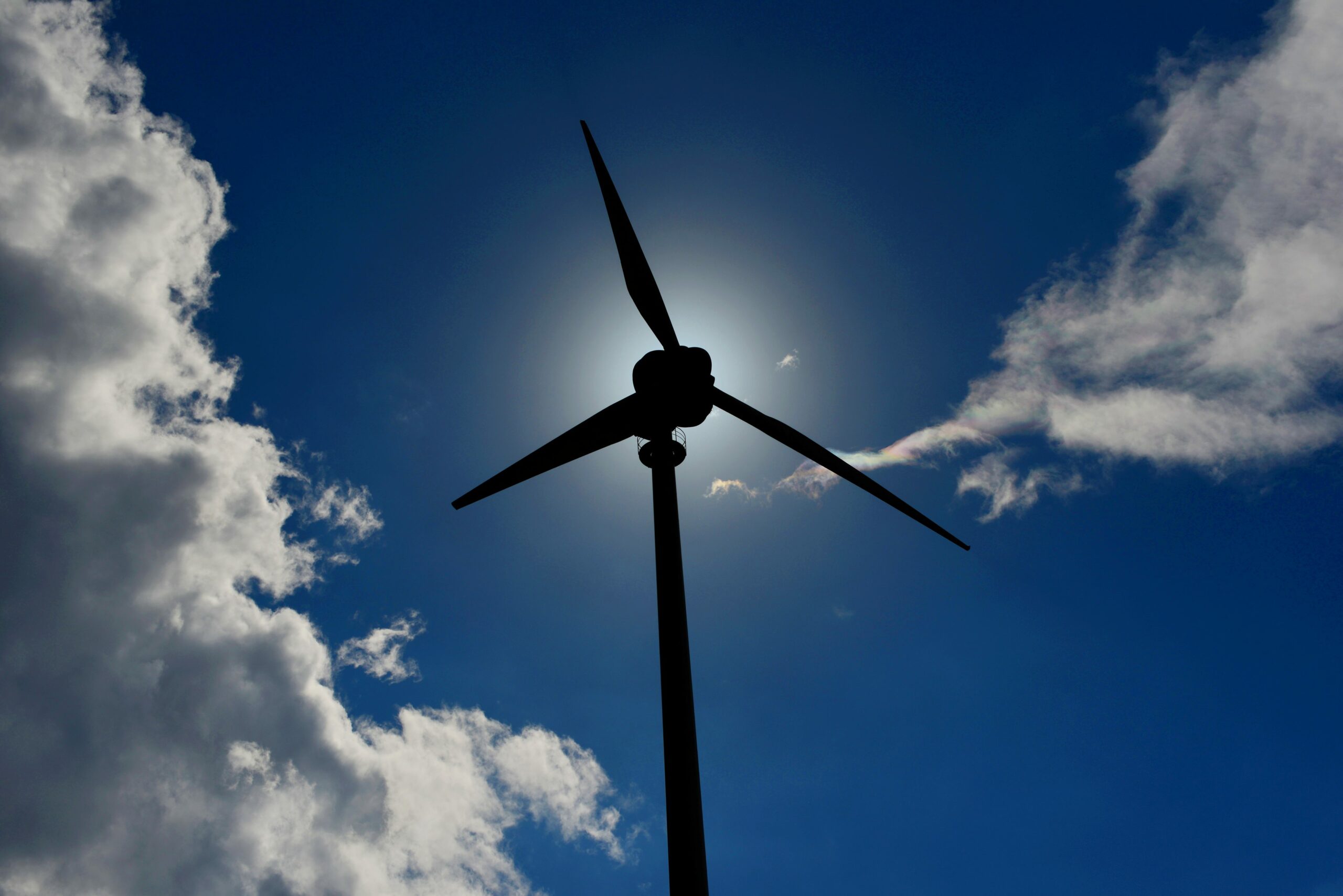 Vindkraft skal etter planen brukes til å skaffe energi til en svær batterifabrikk i Rana kommune. Men det er fortsatt langt fram til planene blir en realitet.