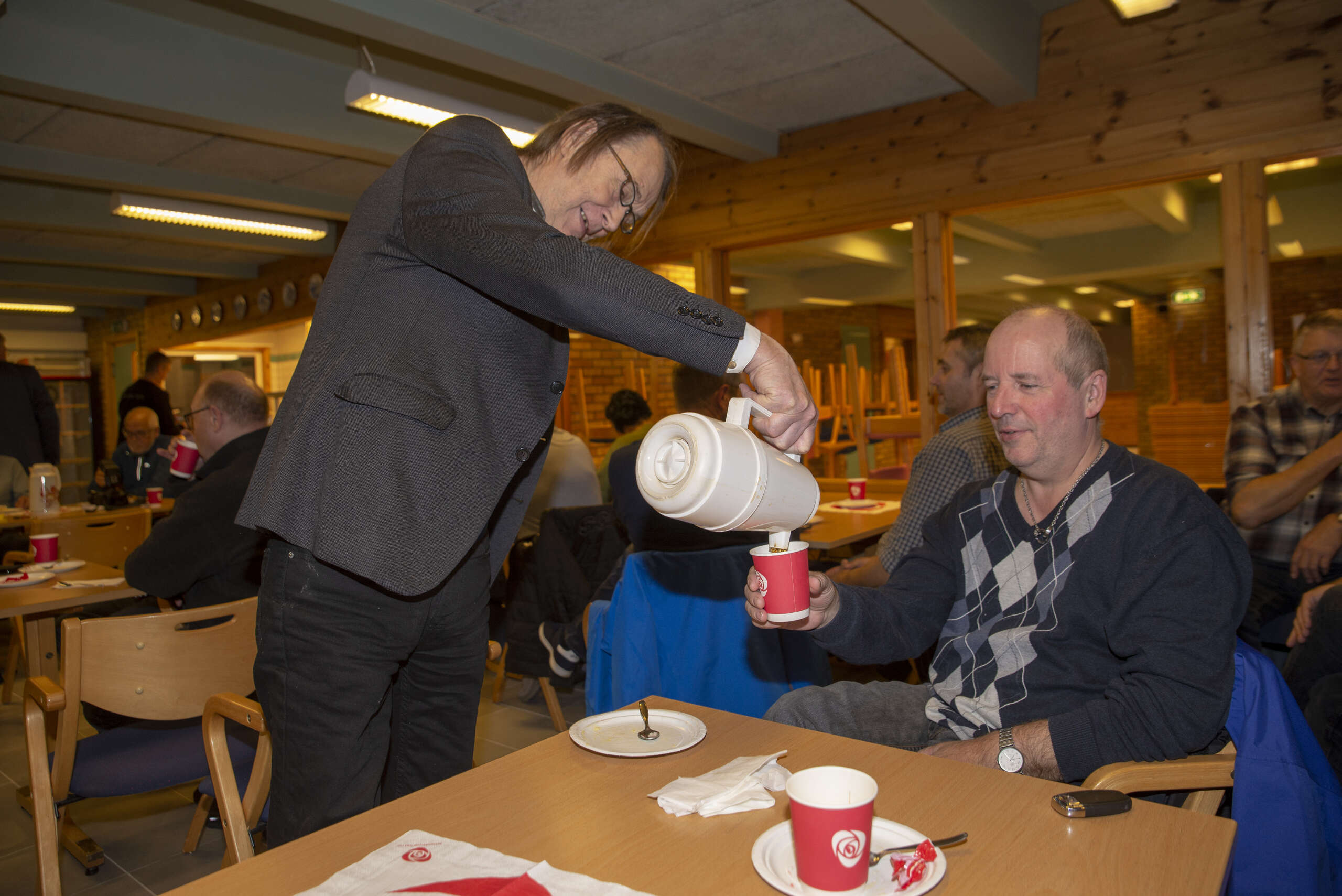 Øystein Meier Johannessen serverer Bernt Heimland en god kopp rød kaffe under et Arbeiderpartietmøte. De har vandret med- og motstrøms, men stiller nå hver sine lister ved kommunevalget.