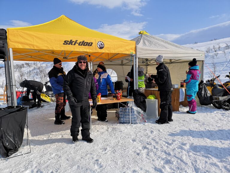 Mange benyttet seg av kiosken hvor man kunne få varm mat og drikke.