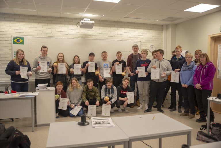 I tilfeldig rekkefølge. Kristoffer Brygfjeld, Elias Aasen Stien, Nicolai Buskli, Oliver Tolkmo, Kasper Tverberg-Nordli, Ronja Vindstad Jensen, Nikolai van Der Wiel, Børge Innereng, Ineta Burokaite, Ingvild Bruhaug, Emilie Tuven, Dennis Cross Hjemaas, Benoni Solhaug, Benjamin Jørgensen, Kristoffer Vindstad, Matija Radulovic, Rikhard Faksdal, Sigurd Pedersen Herstad. Her sammen med noen av praksisvertene.