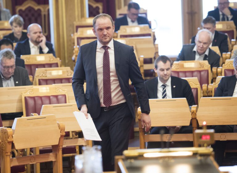 ? Vi sikrer nå at de aller fleste vil oppleve at lokalavisene vil komme ut som dagsferske i papirutgave i flere år, sier samferdselsminister Jon Georg Dale (Frp).