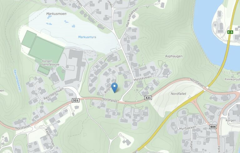 Tomta på Markusmoen i Korgen har utfordrende grunnforhold. Ved å bygge seks boenheter på tomta blir det allikevel økonomisk forsvarlig mener utbyggerne.