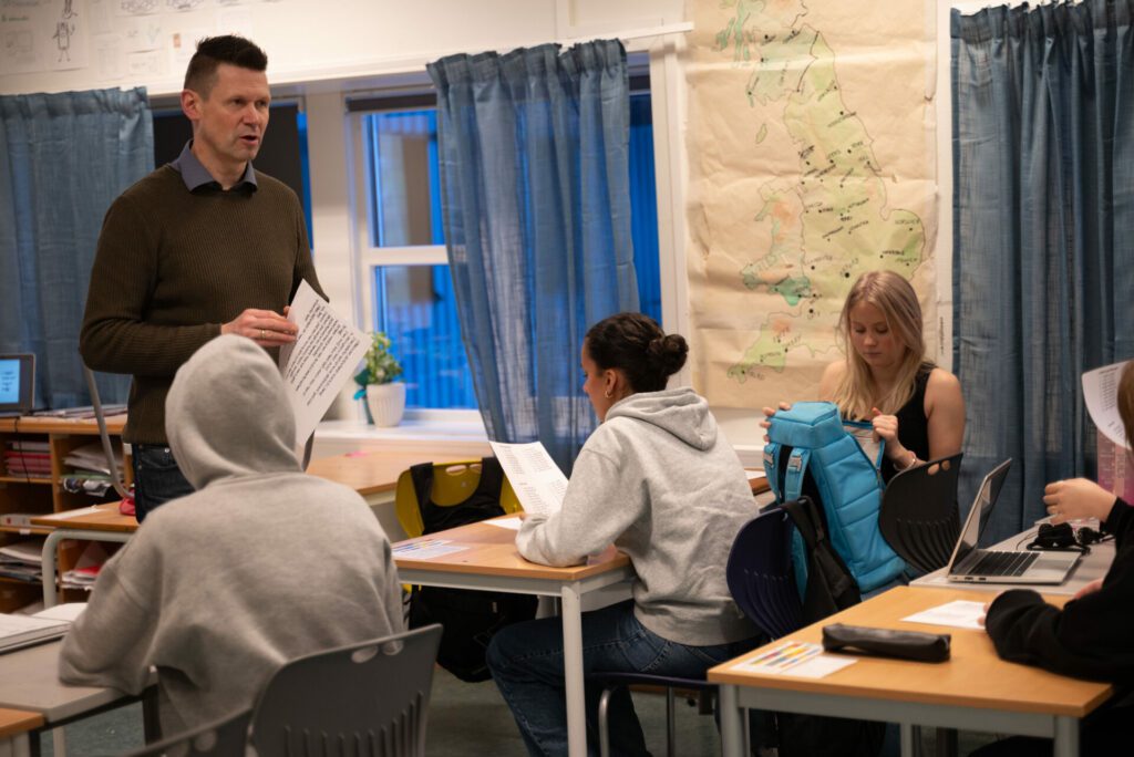 Roy Kjærstad lærte elevene om fonetikk. FOTO: Ellen Rabliås