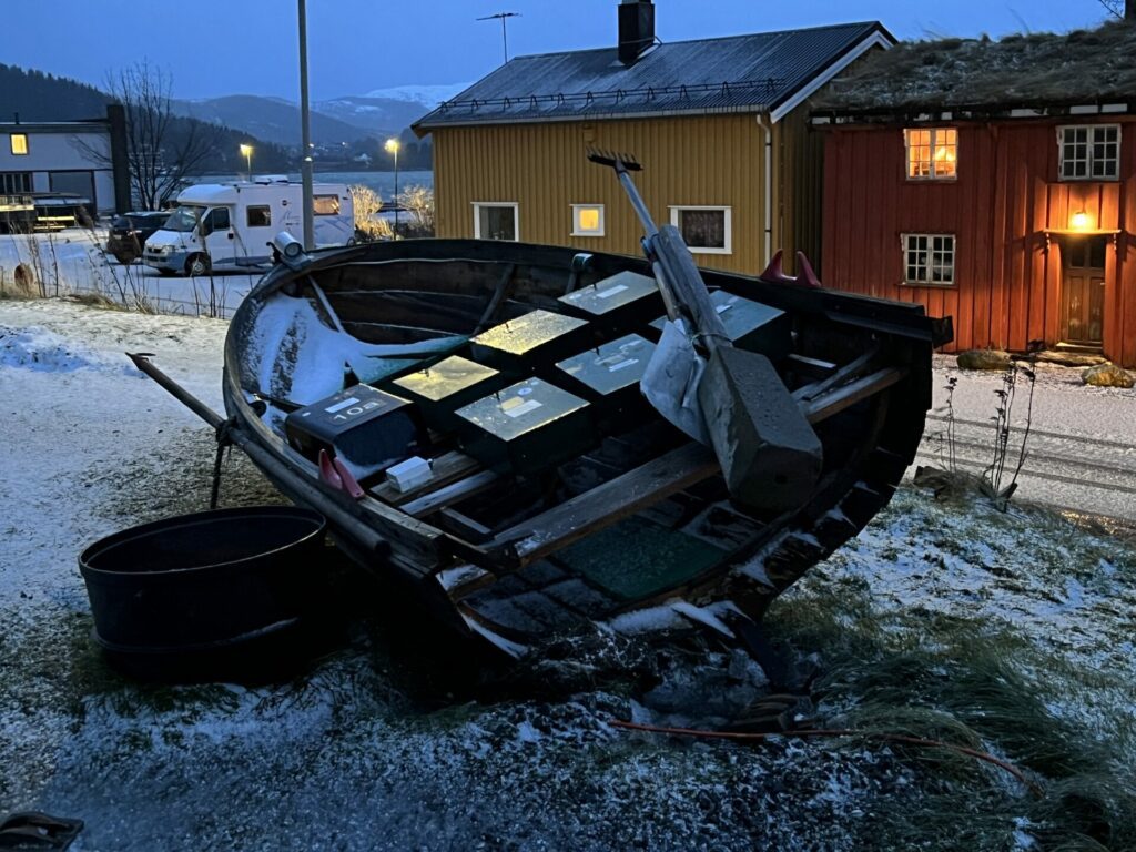 Et kjent postkassestativ på Hemnesberget. Uværet «Ingunn» hadde lagt det i bakken. FOTO: Rune Furuhatt