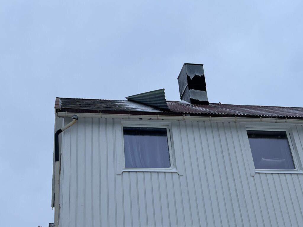 Uværet «Ingunn» røsket godt i dette taket på Hemnesberget. FOTO: Rune Furuhatt