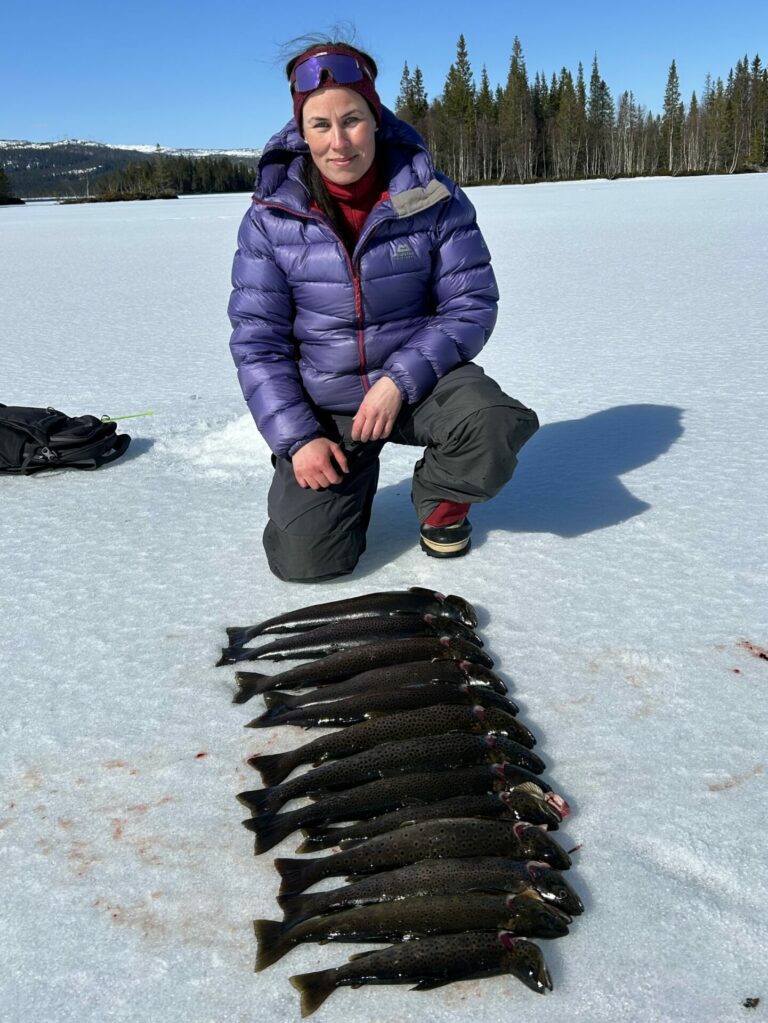 Bente Anita Jørgensen på isfiske