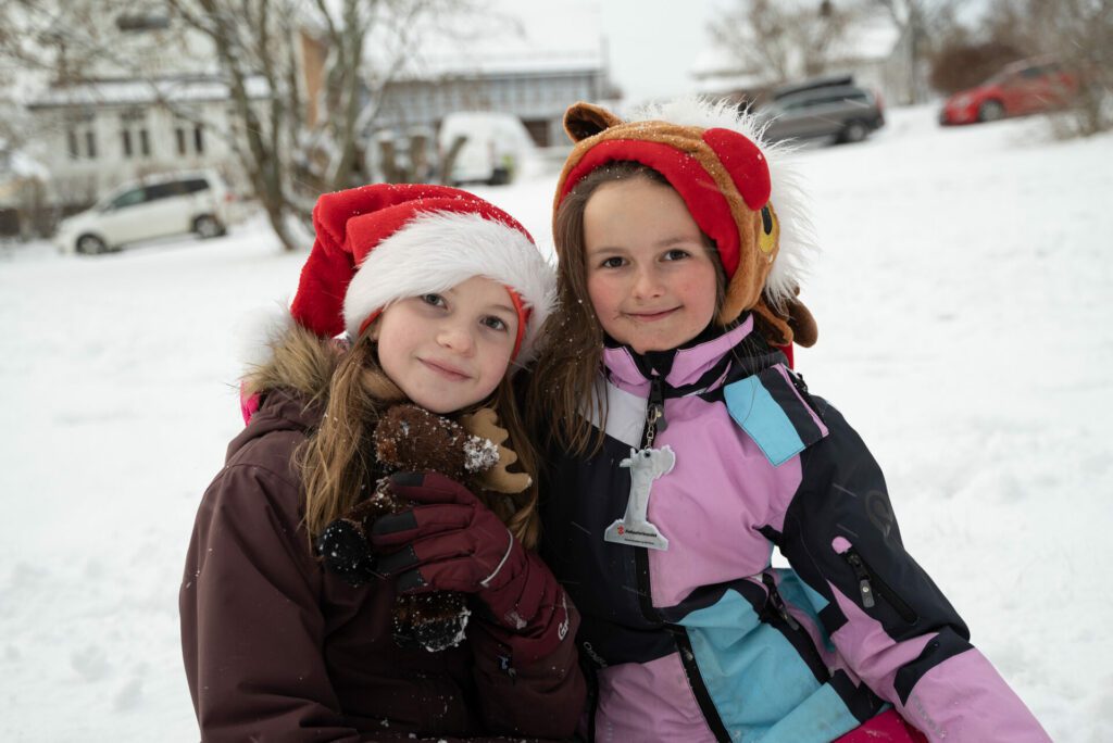 Jul på Berget 2024. Elma Hidic (9 år) og Ella Lebesby (10 år). De er søskenbarn, og koste seg i parken.