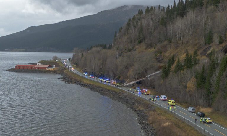 Etter togulykken 24. oktober har trafikken på E6 vært regulert. Nå er den helt åpnet.