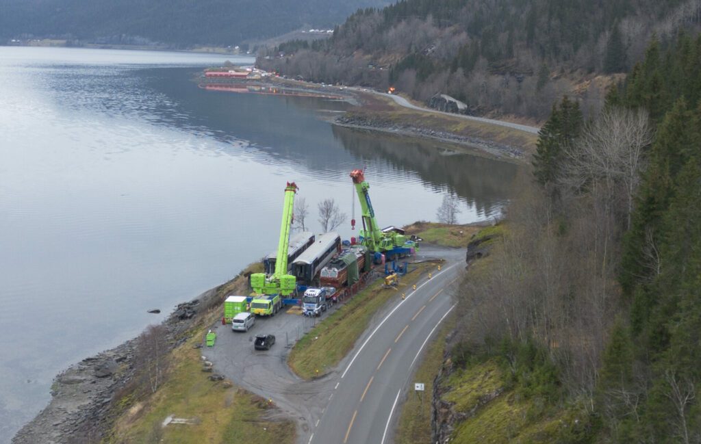 To av vognene og det skadede lokomotivet står fortsatt parkert ved E6, og blir ifølge Norske Tog stående der enda noen uker frem mot jul.