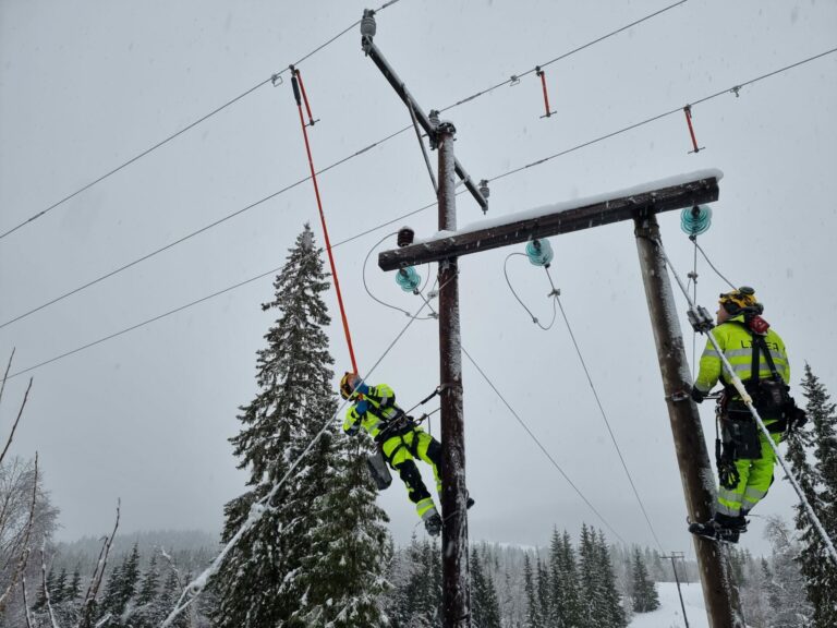 Montører jobber med feilretting etter ekstremvær.