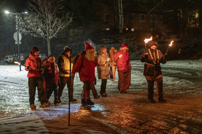 Svært få var med da nissetoget startet. Noen sluttet seg til underveis, men kun seks «barnebilletter» var utstedt denne gangen.