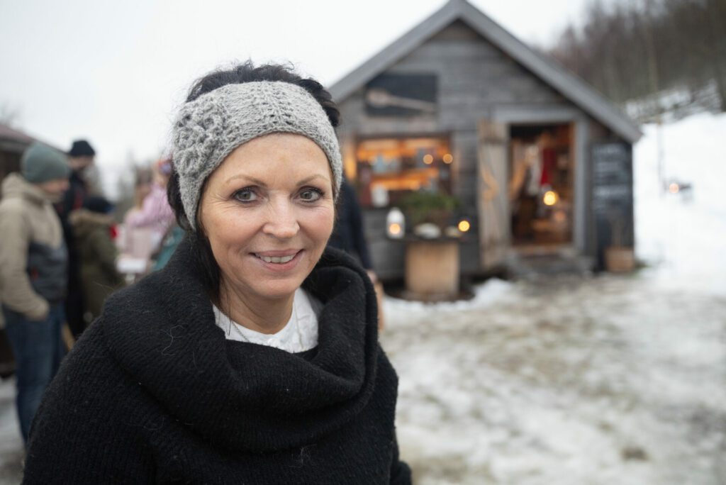 Ann-Synnøve Albertsen driver Inderdalen Gård, og var fornøyd med stort oppmøte og godt vær.