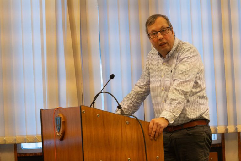 Roger Stensen (H) var kritisk til både kjønnsbalansen i Hemnes Boligstiftelses styre, og habiliteten til styrets leder.