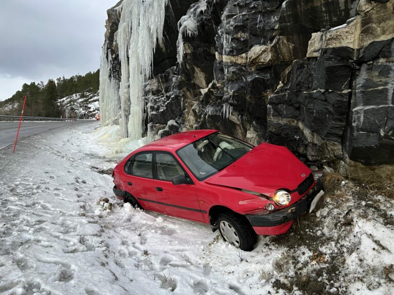 En bil har kjørt av veien på Fv808 og havnet i bergveggen søndag 8. desember.