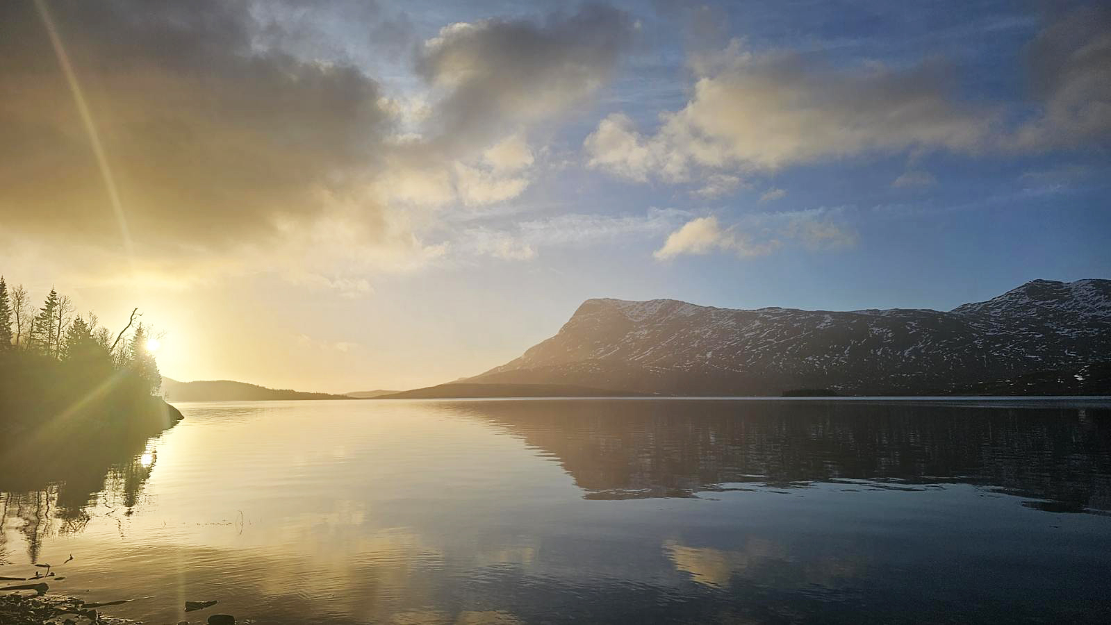 Høy vannstand i Tustervatnet og Røssvatnet.