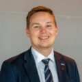 Portrett av person foran grå vegg.