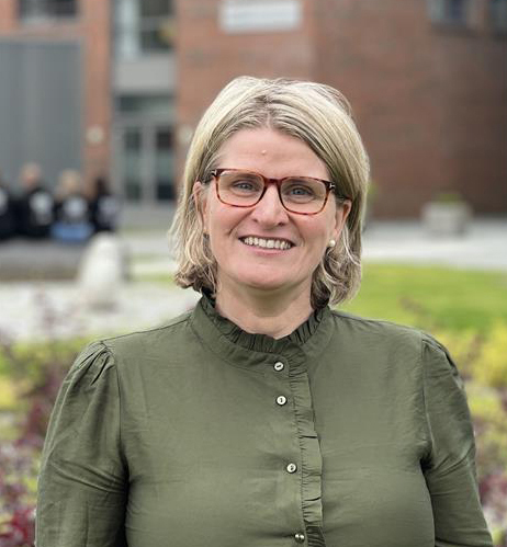 Smilende kvinne. Foto
